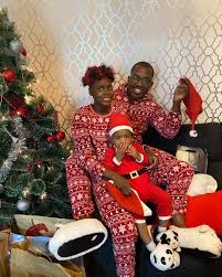 Paderi hadir pada perayaan tersebut dan memberkati majlis itu. Noivangola Feliz Natal 2020 Familia Contreira Facebook