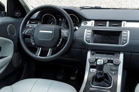 Range rover evoque kupejai līdzīgais siluets padara šo modeli par pilnvērtīgu pēcteci transportlīdzeklim, kas apbūra sirdis visā pasaulē. Range Rover Evoque Bestseller Wird Aufgewertet Und Cabrio Vorgestellt Meinauto De