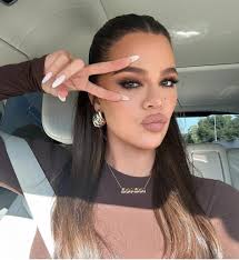 Khloe Kardashian is gorgeous. 🤎🤎