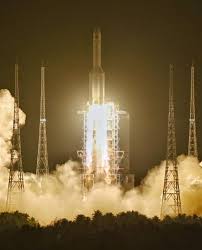 Een chinese raket bevindt zich in een 'ongecontroleerde' baan rondom de aarde. Chinese Draagraket Lange Mars 5 Of Changzheng 5 Succesvol Gelanceerd