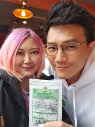 我們家蔣夫人常常被問到底怎麼保養的？其實除了勤勞的外在保濕養潤之外，內在的體內保養她也是非常注重的，內外雙管齊下，才能讓保養效果更好，由內而外散發出好氣色。所以蔣夫人經常秉持著神農嘗百草的精神，四處搜尋試用好的保養品自己搭配，不管吃的喝的擦的樣樣來，而  ...