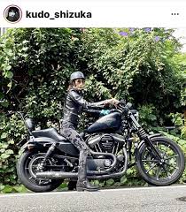 歌手の工藤静香 ５０ が３日 自身のインスタグラムを更新し 大型バイクにまたがるショットを公開した ハーレー 大型 バイク ハーレーダビットソン