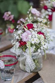 Erdbeerliebe Eine Bayerische Hochzeit Mitten In Munchen Eine Traditionelle Inspiration Rund Um Deko Papete Blumenstrauss Hochzeit Hochzeit Hochzeit Floristik