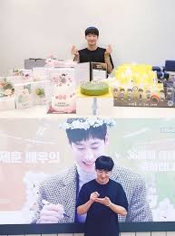 Найдите больше постов на тему lee je hoon. Thanks Lee Je Hoon The Fans Birthday Celebration In The Celebratory Photo As A Reward