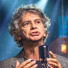 Pensa num cara super, Super, SUPER! @hevertonfutebol é colega, irmão,  amigão, dono de ideias criativas/doidas/sensacionais. Profissional da  comunicação pesado, dos bons, raiz! Ontem foi o dia dele, mas, reconhecer o  talento da