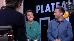 Le top des tendances web , flux d'actualités web retrouver toutes l'actualité au monde The Blue Jacket Of The Journalist Julien Bellver In The Show Daily Spotern