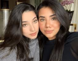Menerusi foto yang dikongsikan, kelihatan ameera mengenakan busana serba ketat berwarna coklat muda persis menyerupai kulit serta digayakan dalam posisi bercangkung. Little Miss Khan Ig