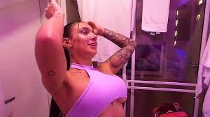 I entered the dressing room of a top model and let me record her while she  was getting dressed - XNXX.COM