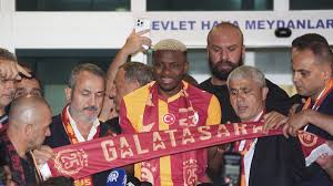Osimhen viene accolto come una star a Istanbul e dimentica subito Napoli: “Qui  i migliori tifosi al mondo” https://nap.li/Z8iY
