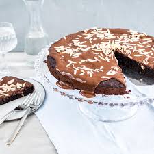 Den fertigen kuchen vor dem servieren für 5 minuten bei raumtemperatur stehen lassen und mit schokokugeln servieren. Video Rezept Veganer Schokokuchen Mit Mandeln Die Techniker