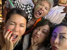 Its a crazeeeeee night...retro songs..bumping into other " young friends "  ....most importantly....i have my good old buds.... 27 years...OMG! * IM  STILL YOUNG OK! 😎 luv yall always 💛💜💙💚🧡❤️ #friendshipforever  #weareyoung #