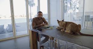 Dutch striker memphis depay is on his way to barcelona from lyon in a transfer worth 25. Memphis Depay Kanale Seine Innere Joe Exotisch Wie Er Geniesst Lockdown Mit Einem Liger Im Neuesten Musik Video Aktuelle Boulevard Nachrichten Und Fotogalerien Zu Stars Sternchen