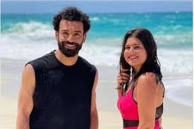 قصة مسلسل «أبو العروسة» حول المشكلات المثارة داخل الأسرة بين الآباء والأبناء، نظرًا لاختلاف الأجيال والتطور الكبير الذي طرأ على المجتمع، ويركز المسلسل على الطبقة الوسطى والتحولات التي أصابتها، وشخصية الموظف المصرى وكيف تغيرت فى الفترة الأخيرة. Ds Ldtvuvumsbm