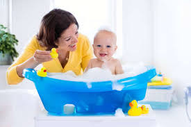 Mußte sie nun auseinanderschrauben, sonst hätte ich das wasser nie rausbekommen. Gluckliches Lachendes Baby Ein Bad Zu Spielen Mit Schaumblasen Nehmen Kleines Kind In Einer Badewanne Smiling Kind Im Badezimmer Mit Bunten Spielzeug Ente Infant Waschen Und Baden Hygiene Und Pflege Fur Kleinkinder Lizenzfreie