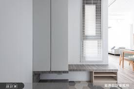 利用系統板材作為串連玄關與電視櫃的橋樑 在左側安置鞋櫃 下方懸空可以放置拖鞋與便鞋 平台高度也恰巧可以當作簡易的穿鞋區 tall cabinet storage interior design home appliances