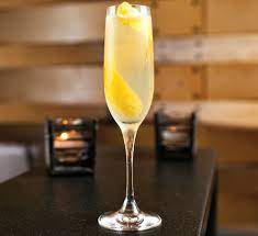 Per la preparazione del martini cocktail non utilizzate lo shaker, in quanto il ghiaccio allungherebbe il vostro cocktail abbassando il grado alcolico. Cocktail A Base Di Gin Quattro Ricette Famose E Semplici Ilgin It