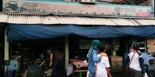 Menggunakan resep rahasia, perkedel ini memiliki cita rasa konsisten. Perkedel Bondon Si Legendaris Yang Dijual Tengah Malam