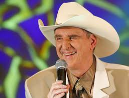 Sérgio reis cantava o sucesso panela velha quando despencou repentinamente de uma altura de 2,2 metros, durante apresentação em um festival de música que comemorava o aniversário da cidade mineira, no terminal turístico praia mar de minas. Sergio Reis Menino E Porteira Musica Cultura Mix
