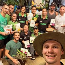 Cor Off-white atemporal, para ambientes internos e externos, muito boa  também para aumentar o contraste das plantas. #vasos #plantas #jardim  #plantasnoescritório #plantasornamentais