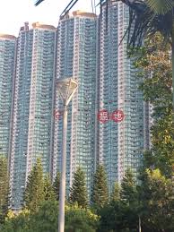 映灣園8月暫錄約15宗買賣，當中3宗呎價低於1萬元，其餘兩宗成交呎價分別為9,956及9,795元。 (5) 天水圍 #嘉湖山莊 本月已錄至少25宗買賣，成交中佔3宗呎價不足1萬元，均為三房或以上大單位。 æ˜ ç£åœ'3æœŸæ‚…æ¿¤è»'11åº§ Caribbean Coast Phase 3 Carmel Cove Tower 11 å¤§å¶¼å±± æµåœ° Oneday