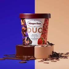 Immerse yourself in a duo of heavenly ice cream flavours with our dark chocolate and salted caramel crunch tub. Haagen Dazs Duo Belgian Chocolate And Strawberry Crunch Ice Cream 420 Ml Frozen Amazon Co Uk Grocery