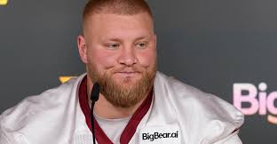Former Commanders center Tyler Biadasz ...