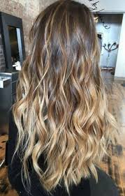 En effet, le ombré hair mise toujours sur un résultat. Image Result For Tie And Dye Blond Platine Sur Chatain Toupeetoupees Blonde Blonde Platine Hair Color Balayage Balayage Hair Hair Styles
