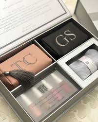Caixa De Acrilico Para Convite De Casamento Nos Somos Apaixonadas Pelas Caixas Com Esmaltes Servindo Como Paleta De Cores Para Os Caixa Padrinho Casamento Convites De Casamento Caixa Convite De Casamento