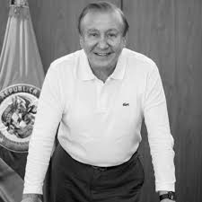 Si un político como usted no es capaz de mantener la. Ing Rodolfo Hernandez Suarez Facebook