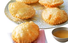 Ecco come preparare uno dei dolci sardi più golosi e conosciuti in tutta italia e non solo! Alla Scoperta Del Cibo Da Strada Seadas Il Dolce Sardo Ripieno Di Formaggio Street Food News