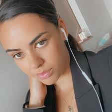 Chelsea Cryer's Instagram, Twitter & Facebook