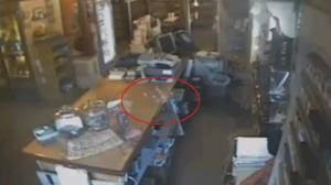 Tous nos conseils, tests et avis des experts fnac pour faire le bon choix en ligne ou dans votre magasin préféré. Disneyland Un Fantome Surpris Sur Les Cameras De Surveillance Du Parc