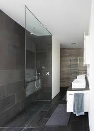 Modernes badezimmer interieur mit glas tur dusche stockfotos. Inspiration Fur Ihre Begehbare Dusche Walk In Style Im Bad
