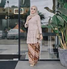 Model baju brokat terbaru ini sebenarnya sangat unik, dengan brokat yang hanya mengandalkan satu desain daun berwarna cokelat akan memberikan kesan baju yang tak membosankan. 85 Contoh Baju Brokat Artis Terbaik Modelbaju Id