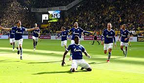 Am sonntag spielt schalke gegen dortmund. Borussia Dortmund Fc Schalke 04 2 4 Doppel Rot Bei Derby Pleite Bvb Kollabiert Im Titelrennen