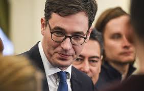 Az a vicces, hogy ebben az esetben még igaza is van. Itthon Korszakalkoto Politikuskent Es Metafizikai Gondolkodokent Mutatja Be Orban Viktort G Fodor Gabor Konyve Hvg Hu