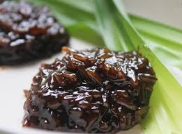 Chocolate cake yang dilapisi ganache dan cream cheese yang tebal. 10 Kuih Tradisional Yang Sering Dilupakan Melakakini