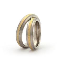 Ref A 19 Argollas En Oro Blanco Con Cintillo En Oro Amarillo De 18k El Precio De Cada Pieza Esta Sujeto Anillo De Matrimonio Precio Del Oro Diseno De Joyas