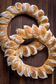 Tastes just like a christmas fruit mince pie but it's a more impressive centrepiece! How To Make A Bread Wreath With Diy Video Wreath Bread Has A Crisp Crackly Crust And Super Soft Center Surprisi Bread Wreath Bread Recipe Video Bread Recipes
