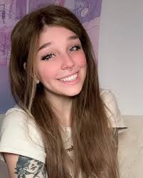 Saçkıran hastası olan Hannah Hosking peruk istiyordu ve erkek arkadaşı Cody  Ennis, peruk için üç yıl boyunca saçlarını uzattı. Hannah, Cody'nin  fedakarlığından bahsederken şunları ekledi: "Saçları çenesine yaklaşmaya  başlar başlamaz 'Bununla ciddi