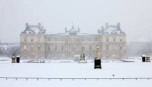 Des passants marchent sous la neige à. Jardin Du Luxembourg On Twitter Souvenir D Un Hiver Enneige Au Jardinduluxembourg Paris Neige Photo Archive