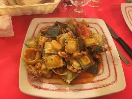 Un primo molto semplice ma di vero effetto, ravioli agli agrumi e branzino. Ravioli Ripieni Di Branzino Alla Marinara Foto Di Le Anfore Albenga Tripadvisor
