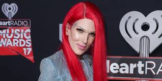 Kabar tersebut muncul usai jeffree mengakatan jika dirinya berada di wyoming. Watch Jeffree Star Addresses Those Kanye West Dating Rumours Spin1038