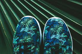 Yesss, we all knew this had to come some time. Floral Nike Roshe Runs In Space Blue And Poison Green Sole Collector