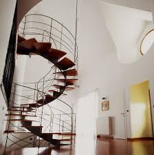 Scala A Chiocciola Interna Legno E Ferro Battuto Scalachiocciola Ferrobattuto Scalainterna Ringhiera Idee Per Interni Progetto Casa Progettazione Scale