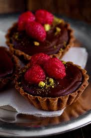 Tartelettes Framboises Et Ganache Au Chocolat From Http Pickyin Blogspot Fr 2012 01 Dark Chocolate Raspberry Desserts Chocolate Desserts Raspberry Tartlets