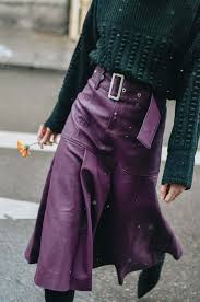 Si vous êtes grande, vous pouvez jouer tant sur les volumes avec, par exemple, une jupe corolle, que sur la longueur avec une jupe tube en maille ou une jupe fluide. Porter La Jupe En 7 Looks Laugh Of Artist