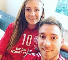 Kjaer, junto a schmeichel, se acercó a ella, la trató de tranquilizar y la abrazó. Top 40 Hottest Premier League Players Wags 2021 Pics Stories Page 34 Of 39