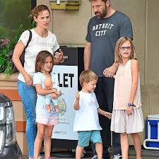 Jennifer lopez and ben affleck held hands under the table during the outing at nobu in malibu, california, a source tells people — and shared a kiss. Batman Darsteller Ben Affleck 43 Uber Seinen Neusten Action Knaller Mein Kleinster Darf Den Film Nicht Sehen