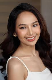 Julia Oria's Instagram, Twitter & Facebook